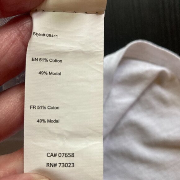 U2B SMALL T-SHIRT SIZE SMALL /WHITE- ROUNDED SIDE SLITS - Picture 9 of 9